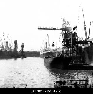 Bateau de chargement de grue à vapeur, Liverpool Docks, début des années 1900 Banque D'Images