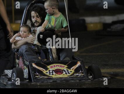 EXCLUSIVO PAPARAZZI El acteur Diego Luna y Camila Sodi pasaron una tarde con sus dos hijos Jerónimo y Fiona durante un domingo de descanso luego de se Banque D'Images