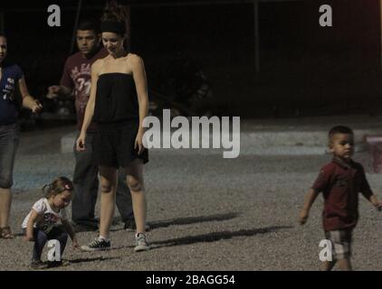 EXCLUSIVO PAPARAZZI El acteur Diego Luna y Camila Sodi pasaron una tarde con sus dos hijos Jerónimo y Fiona durante un domingo de descanso luego de se Banque D'Images