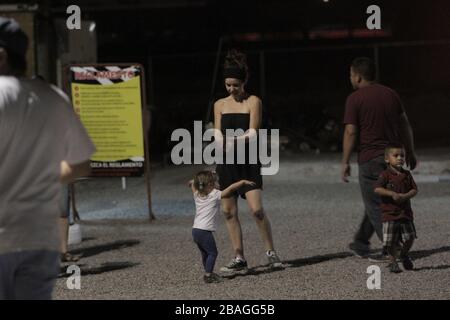 EXCLUSIVO PAPARAZZI El acteur Diego Luna y Camila Sodi pasaron una tarde con sus dos hijos Jerónimo y Fiona durante un domingo de descanso luego de se Banque D'Images