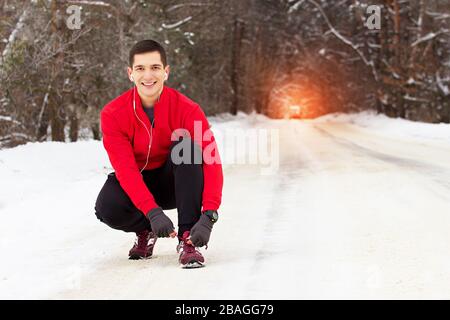 Hiver activité extérieure de jeune et beau sportif. Banque D'Images