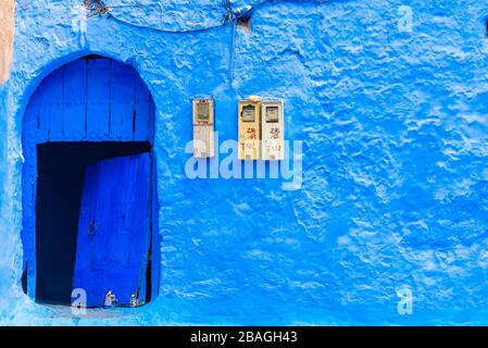 Mètre électrique sur le mur d'un bâtiment, Chefchaouen, Maroc Banque D'Images