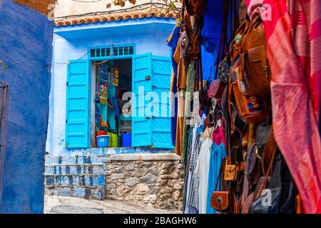 Chefchaouen, Maroc - 4 novembre 2019: Boutique en ville bleue. Avec mise au point sélective Banque D'Images