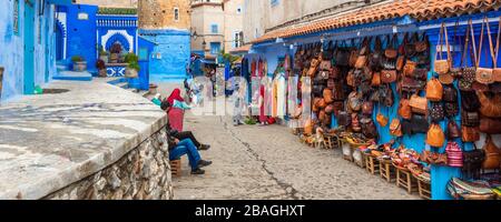 Chefchaouen, Maroc - 4 novembre 2019: Sacs en cuir en vente dans un magasin Banque D'Images