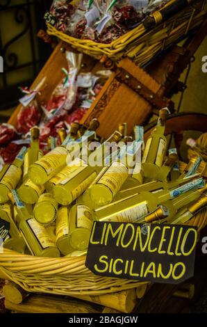 Bouteilles de Limoncello exposées à l'extérieur d'un magasin de Taormine sur la côte orientale de la Sicile. Banque D'Images