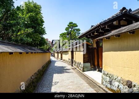 Rues du quartier de Nagamachi samouraï à Kanazawa, une région qui préserve une atmosphère historique avec ses résidences samouraïs restantes, Japon Banque D'Images