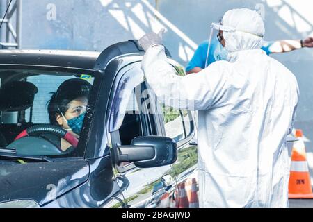 Guarulhos, Sao Paulo, Brésil. 27 mars 2020. (INT)COVID-19/Inauguration du Centre de traitement du coronavirus. 27 mars 2020, Guarulhos, Sao Paulo, Brésil:les résidents de la ville de Guarulhos sont présents aujourd'hui à l'inauguration du premier Centre de traitement de Coronavirus au Brésil, situé au Parque CECAP, pour effectuer une évaluation suspecte de COVID-19. Les personnes qui utilisent le système Drive Thru ou à pied ont assisté à l'événement.Credit: Fepesil/Thenews2 crédit: Fepesil/TheNEWS2/ZUMA Wire/Alay Live News Banque D'Images