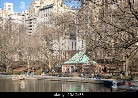 Conservatory Pond dans Central Park, New York. Banque D'Images