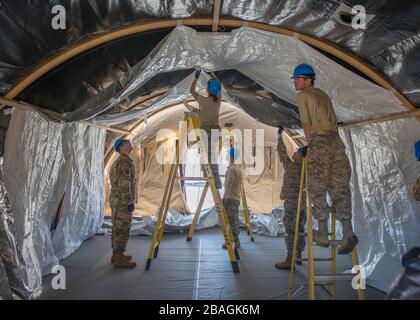 Newington, États-Unis. 27 mars 2020. Les aviateurs du 103ème Escadron de génie civil ont mis en place deux petits systèmes de refuge à la Newington Veterans Administration Clinic pour aider le patient COVID-19 le 27 mars 2020 à Newington, dans le Connecticut. Crédit : Steven Tucker/US Army/Alay Live News Banque D'Images