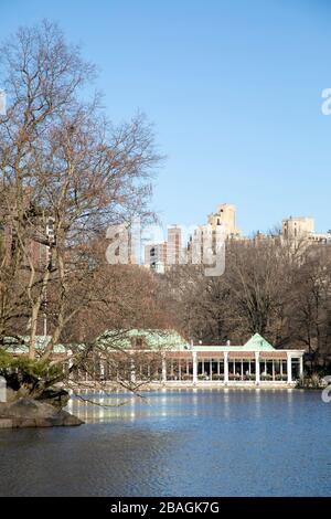 Le restaurant Boathouse sur le lac dans Central Park. Banque D'Images