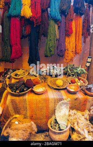 Une table colorée avec des marchandises dans le marché local de Cusco au Pérou Banque D'Images