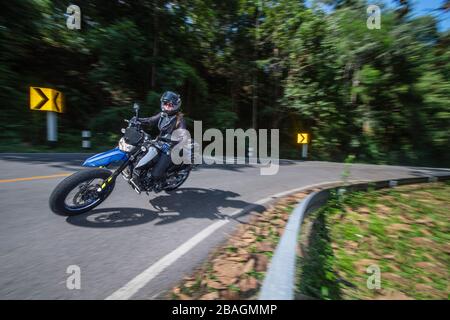 Femme à bord de sa moto tout-terrain en Thaïlande du Nord Banque D'Images