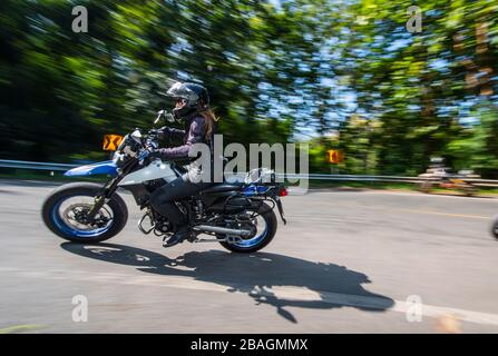 Femme à bord de sa moto tout-terrain en Thaïlande du Nord Banque D'Images