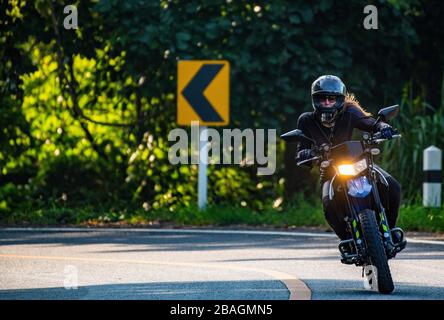 Femme à bord de sa moto tout-terrain en Thaïlande du Nord Banque D'Images