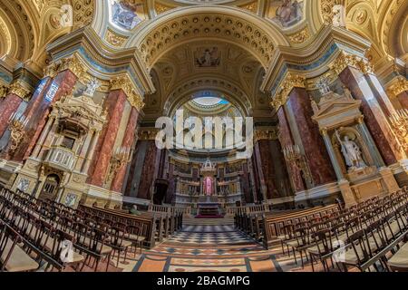 Intérieur de la basilique Saint-Étienne, cathédrale de Budapest, Hongrie. L'autel de la basilique catholique romaine. Banque D'Images