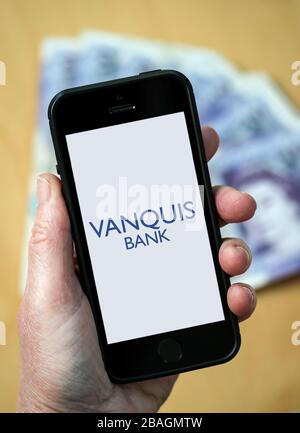 Une femme regardant le logo Vanquis Bank sur un téléphone mobile. (Usage éditorial uniquement) Banque D'Images