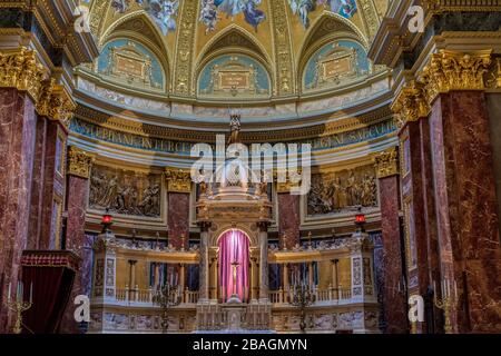 Intérieur de la basilique Saint-Étienne, cathédrale, Budapest, Hongrie. L'autel de la basilique catholique romaine. Banque D'Images