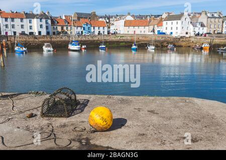 Des casiers à homard/crabe traditionnels pots et petits bateaux de pêche dans l'Est du village de pêcheurs Neuk FIfe, Scotland de Pittenweem Banque D'Images