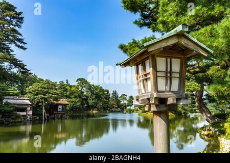 Gros plan sur une lanterne en bois dans le jardin de Kenrokuen à Kanazawa. Il est considéré comme l'un des trois plus beaux jardins du Japon Banque D'Images