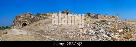 Les ruines d'un ancien théâtre dans la ville grecque de Miletus en Turquie lors d'une journée d'été ensoleillée Banque D'Images