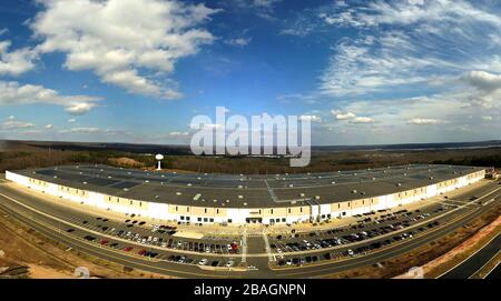 Nord-est, MD, États-Unis. 27 mars 2020. 27 mars 2020 : l'entrepôt Amazon dans le nord-est du Maryland reste actif pendant la pandémie COVID-19. Malgré les arrêts, les mises en quarantaine et les commandes à domicile dans tout le pays, les installations de 1,15 million de pieds carrés remplissent toujours les commandes dans le monde entier. Au 27 mars 2020, plus de 100 000 cas d'infection par le coronavirus ont été signalés aux États-Unis, ce qui a entraîné plus de 1 500 décès. Scott Serio/Eclipse Sportswire/CSM/Alay Live News Banque D'Images