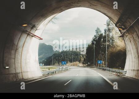 Autoroute déserte s'étendant à travers la région montagneuse du nord de l'Espagne. Banque D'Images