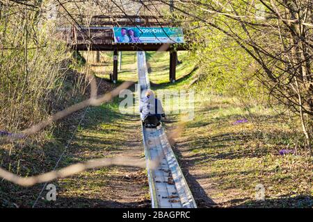Un toboggan d'été a dessiné la colline sur Bissi-domb, Sopron, Hongrie Banque D'Images
