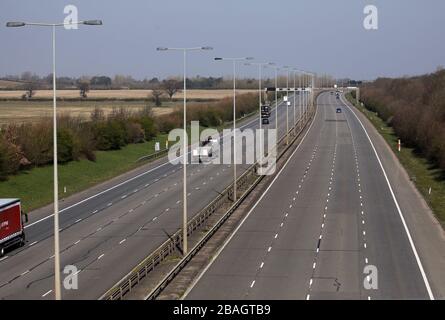 Peterborough, Royaume-Uni. 27 mars 2020. Quatrième jour de Lockdown à Peterborough. Même avec très peu de circulation sur les routes, certains conducteurs sur l'A1(M) trouvent encore difficile d'utiliser la voie intérieure sur l'autoroute. Le pays est en verrouillage en raison de la pandémie de Coronavirus COVID-19. Les gens ne sont pas autorisés à quitter la maison sauf pour les achats de nourriture, les soins médicaux, l'exercice - une fois par jour, et le travail essentiel. COVID-19 Coronavirus LockDown, Peterborough, Cambridgeshire, Royaume-Uni, le 27 mars 2020 crédit: Paul Marriott/Alay Live News Banque D'Images