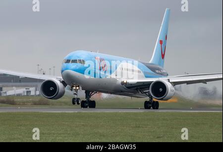 TUI Boeing 767-300 au départ de l'aéroport de Manchester (G-OBYH) Banque D'Images