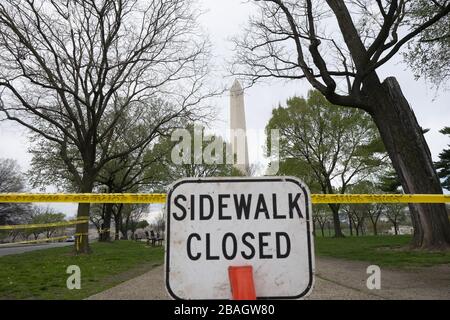 Washington, États-Unis. 27 mars 2020. Un panneau « visite fermée » bloque l'accès au monument de Washington le vendredi 27 mars 2020 à Washington, le maire de DC Muriel Bowser a ordonné la fermeture de routes pour limiter l'accès au bassin de Tidal et aux sections du centre commercial national en raison de préoccupations concernant la propagation de COVID-19. Photo de Stefani Reynolds/UPI. Crédit: UPI/Alay Live News Banque D'Images