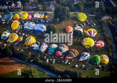 Réunion en montgolfière, international Montgolfiade par la brasserie Warstein, 30.08.2019, vue aérienne, Allemagne, Rhénanie-du-Nord-Westphalie, Sauerland, Warstein Banque D'Images