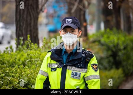 Policier portant un masque pendant la pandémie de Coronavirus, Séoul, Corée Banque D'Images