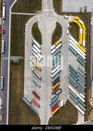 Parking camions du centre logistique amazon Werne GmbH - DTM1, 20.08.2019, vue aérienne, Allemagne, Rhénanie-du-Nord-Westphalie, Ruhr Area, Werne Banque D'Images