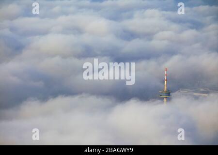 Vue de la tour de télécommunication dans les nuages à Essen-Holsterhausen, 20.11.2013, vue aérienne, Allemagne, Rhénanie-du-Nord-Westphalie, région de la Ruhr, Essen Banque D'Images