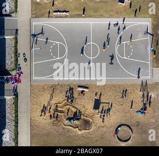 Joueur sur le terrain de basket-ball - Springorum de l'école primaire Caroline école à Bochum, 12.03.2015, vue aérienne, Allemagne, Rhénanie-du-Nord-Westphalie, Ruhr Area, Bochum Banque D'Images