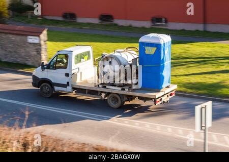 Transport de camions fournissant des toilettes mobiles Bio-Box, Sopron, Hongrie Banque D'Images