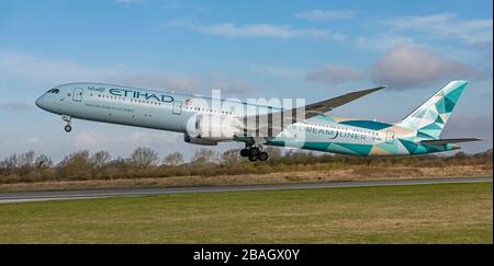 Etihad Airways Boeing 787-10 Dreamliner, A 6-BMH, au départ de l'aéroport de Manchester Banque D'Images