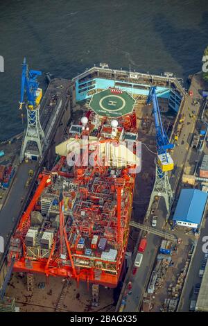 Travaux d'entretien sur le navire de recherche Petrojarl Banff dans le quai sec de Blohm et Voss Dock Elbe 17 à Hambourg, 30.10.2013, vue aérienne, Allemagne, Hambourg, Hambourg Banque D'Images