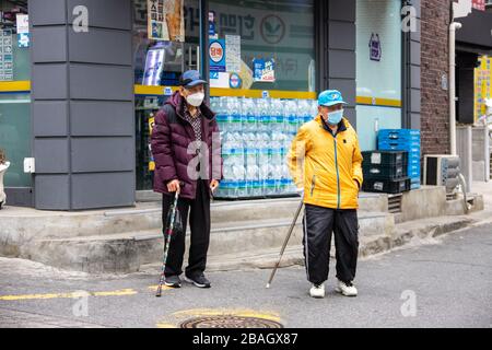 Des hommes âgés portant des masques de protection lors de la pandémie de Coronavirus à Séoul, en Corée du Sud Banque D'Images