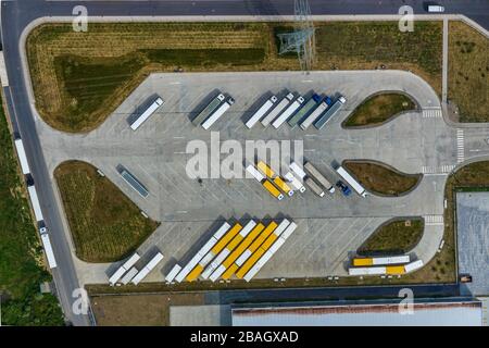 Parking camions du centre logistique amazon Werne GmbH - DTM1, 23.05.2019, vue aérienne, Allemagne, Rhénanie-du-Nord-Westphalie, Ruhr Area, Werne Banque D'Images