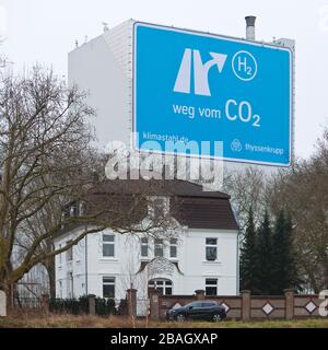Affiche grand format près de l'autoroute A 40, de CO 2 à H 2, Klimastahl, usine de ThyssenKrupp Steel Europe, Allemagne, Rhénanie-du-Nord-Westphalie, Ruhr Area, Bochum Banque D'Images