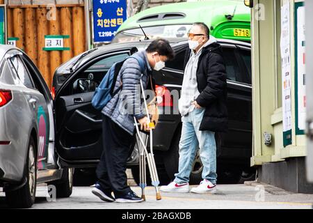 Des hommes portant des masques de protection pendant la pandémie de Coronavirus, Séoul, Corée Banque D'Images