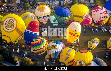 Réunion de montgolfière, ballons de départ, Montgolfiade internationale par la brasserie Warstein, 30.08.2019, vue aérienne, Allemagne, Rhénanie-du-Nord-Westphalie, Sauerland, Warstein Banque D'Images