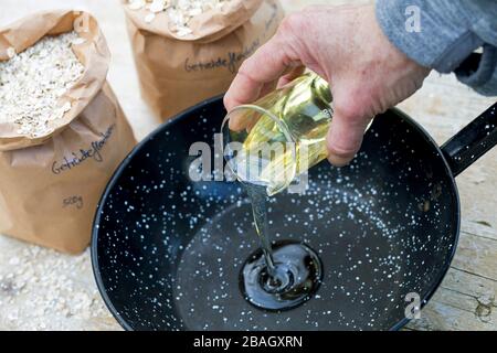 faire des graines d'oiseaux avec des céréales et de l'huile, série photo 2/4 Banque D'Images