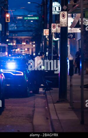 CENTRE-VILLE DE VANCOUVER, C.-B., CANADA - 24 MARS 2020 : agents VPD arrêtant un jeune délinquant caucasien le mettant en menottes et le traitant Banque D'Images