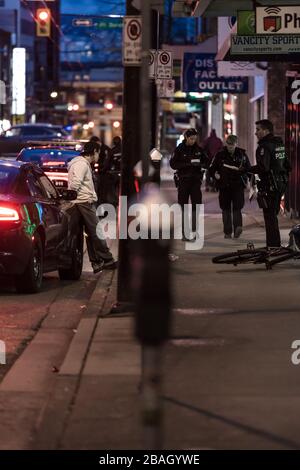 CENTRE-VILLE DE VANCOUVER, C.-B., CANADA - 24 MARS 2020 : agents VPD arrêtant un jeune délinquant caucasien le mettant en menottes et le traitant Banque D'Images