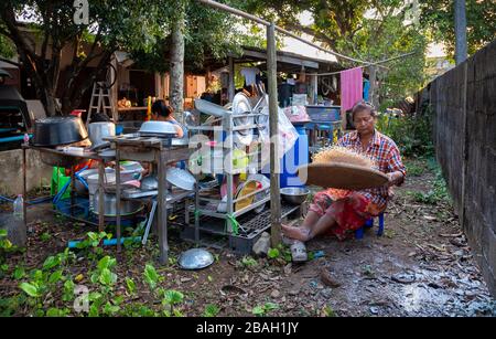 Une femme thaïlandaise se prépare à nourrir sa famille un plat d'œufs rouges fourrés. Sa famille est à la ferme pour éviter l'éclosion de coronavirus à Bangkok. Banque D'Images