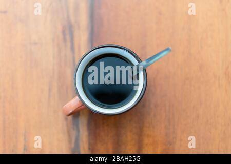 Tasse de café noir brassé sur la table en bois. Banque D'Images