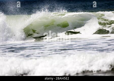 Vagues qui s'écrasent sur la rive du Nicaragua. Banque D'Images