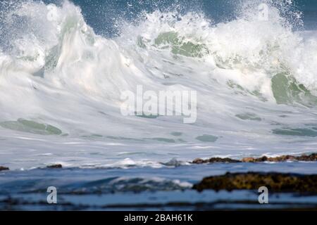 Vagues qui s'écrasent sur la rive du Nicaragua. Banque D'Images